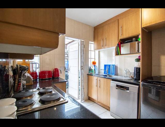 3 BEDROOM APARTMENT FOR SALE IN KEW